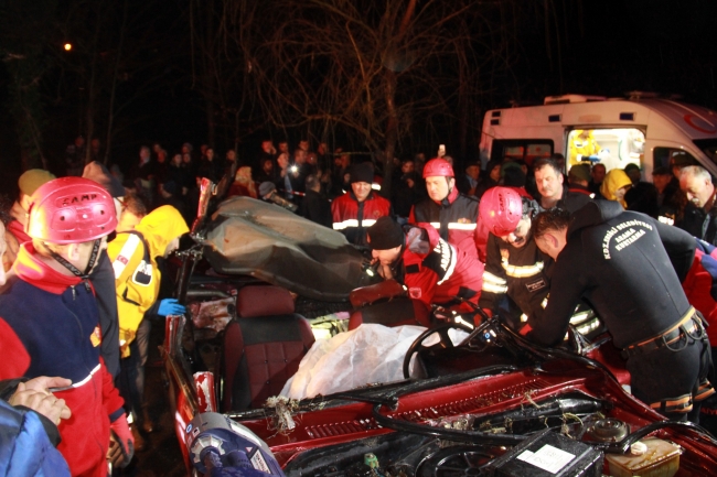 Dereye uçan otomobilin şoförü hayatını kaybetti